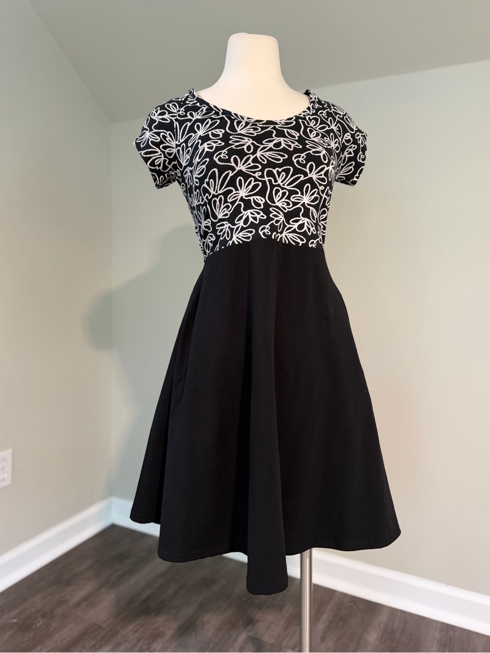 NWT Pact Dress - Organic Cotton, Floral, Criss Cross Back, Short Sleeve - Picture 4 of 13